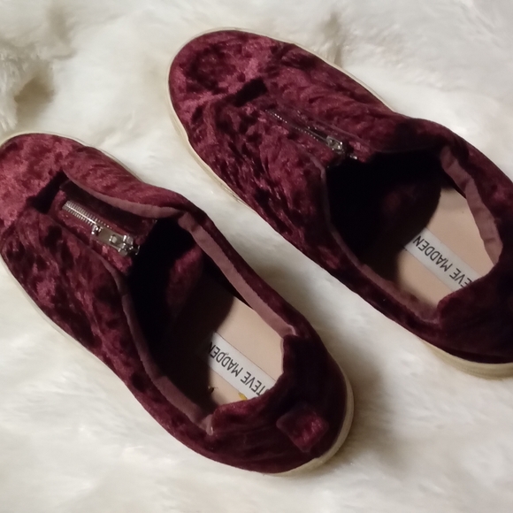 Steve Madden Velvet Sneakers, Size 8.5 - Picture 2 of 3